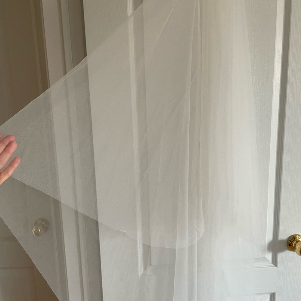 Floor-Length Ivory Wedding Veil with Blusher - Picture 7 of 11